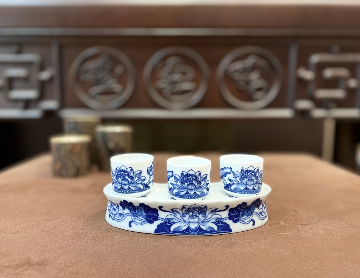 Ba chén thờ